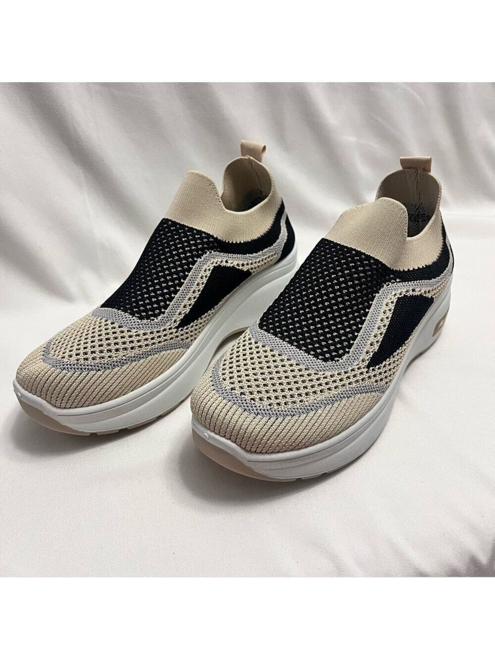 Cushioned Sneakers Cream and Black Slip-On Size 39